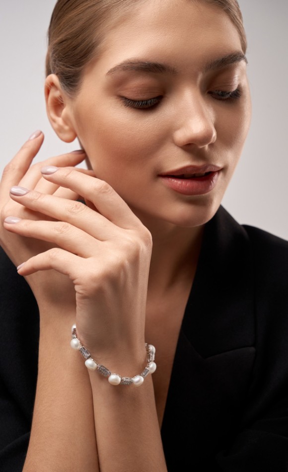 young-brunette-model-demonstrating-jewelry